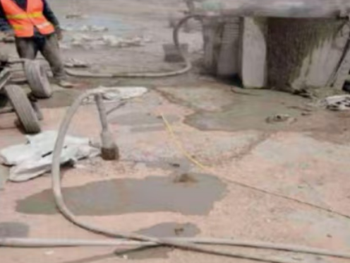 群英乡水泥混凝土路面板底注浆技术 路面脱空注浆整治方案